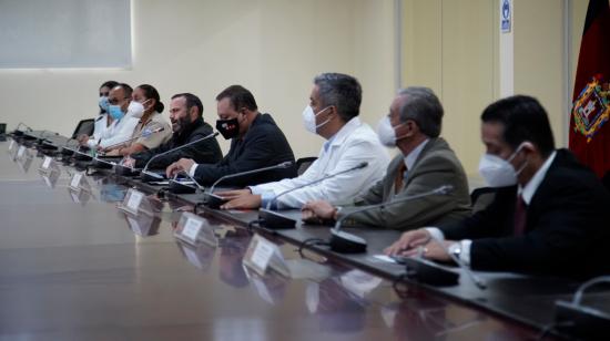 Los miembros del COE Nacional en Quito, el 21 de abril de 2021 durante una sesión del organismo.