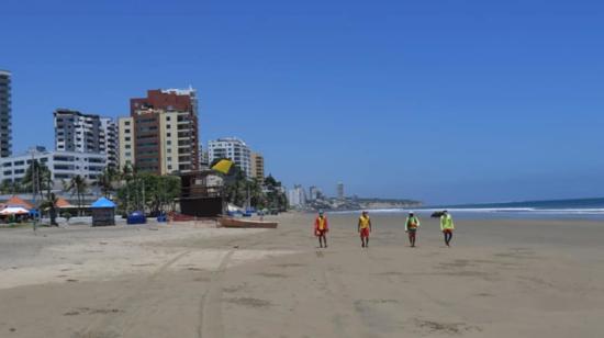 Vista de la playa El Murciélago de Manta, el 19 de mayo de 2021, dos días antes del fin del estado de excepción.