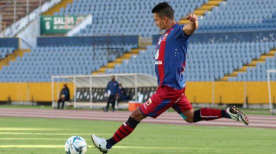 Luis Fernando Saritama patea un tiro libre en un partido ante Espoli, en el estadio Atahualpa, el 18 de mayo de 2021.