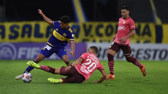 Cristian Medina, de Boca Juniors, disputa un balón con Bruno Piñatares de Barcelona, este jueves 20 de mayo de 2021 en un partido de la Copa Libertadores en el estadio La Bombonera de Buenos Aires (Argentina). 