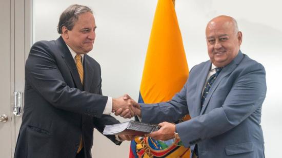 El ministro de Finanzas entrante, Simón Cueva; y el actual ministro de Finanzas, Mauricio Pozo, el 21 de mayo de 2021. 