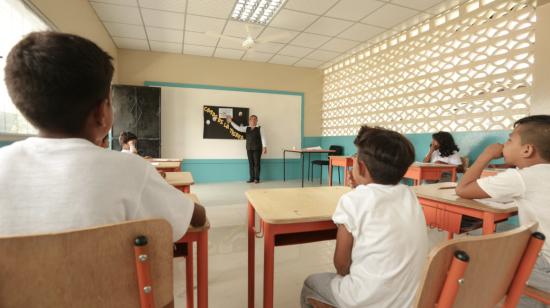 Imagen de una clase en la Escuela de Educación básica Río Guayas, el 16 de abril de 2010.