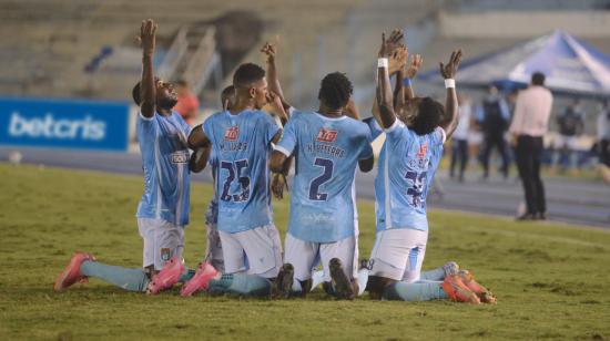 Los jugadores de 9 de Octubre celebran el gol ante Manta, en Guayaquil, el 21 de mayo de 2021.