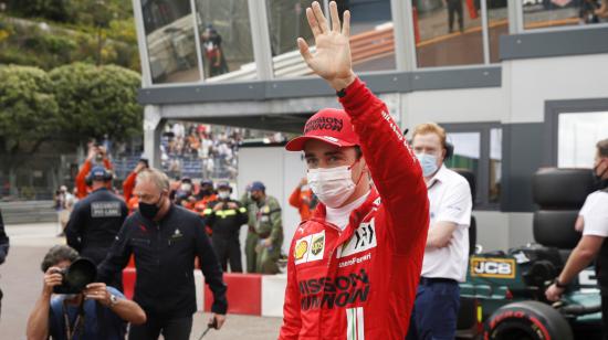 Charles Leclerc celebra después de la clasificación del Gran Premio de Mónaco de la Fórmula 1, el sábado 22 de mayo de 2021.