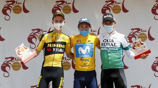 Miguel Ángel López (c), del Movistar, celebra en el podio tras proclamarse vencedor de la Vuelta Ciclista a Andalucía, el sábado 22 de mayo de 2021.