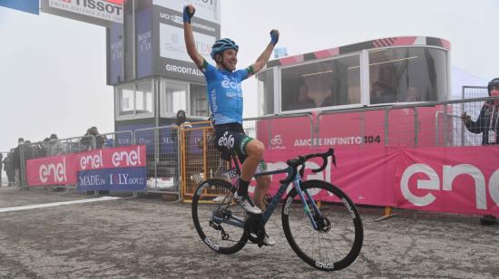 El italiano Lorenzo Fortunato alza los brazos en su llegada al Monte Zoncolan, el sábado 22 de mayo de 2021.