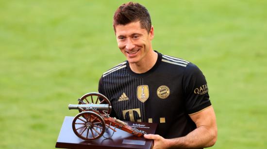 El delantero del Bayern, Robert Lewandowski, sostiene el premio de máximo goleador de la Bundesliga tras haber marcado 41 tantos, el sábado 22 de mayo de 2021.