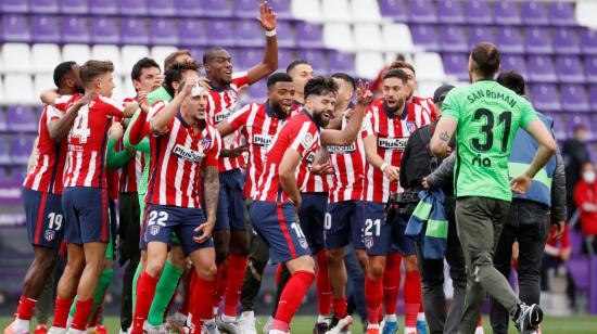 Los jugadores del Atlético Madrid festejan el título de La Liga, en Valladolid, el sábado 22 de mayo de 2021.