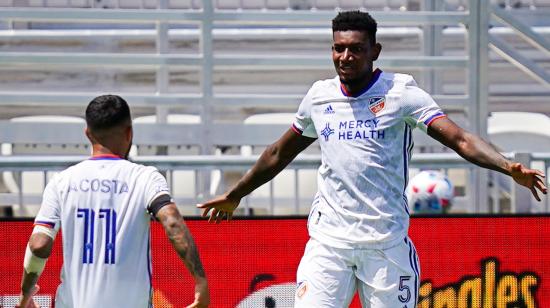 El ecuatoriano Gustavo Vallecilla festeja con su compañero del FC Cincinnati su primer gol en la MLS, el 22 de mayo de 2021.