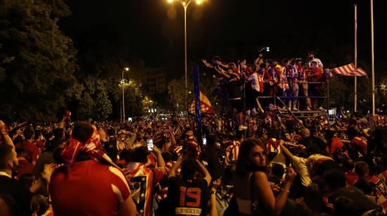 La afición del Atlético de Madrid celebra el título de Liga el sábado 22 de mayo, en la madrileña plaza de Neptuno.