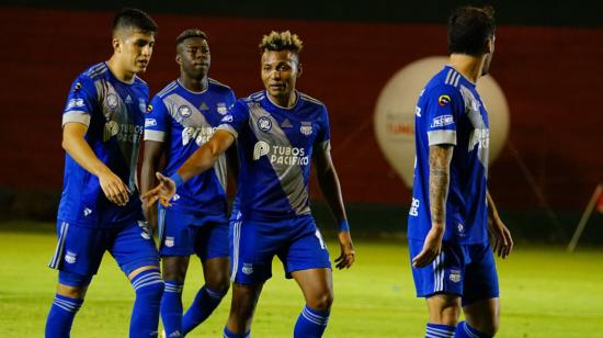 Los jugadores de Emelec celebran uno de los goles frente a Mushuc Runa, en Ambato, el sábado 22 de mayo de 2021.