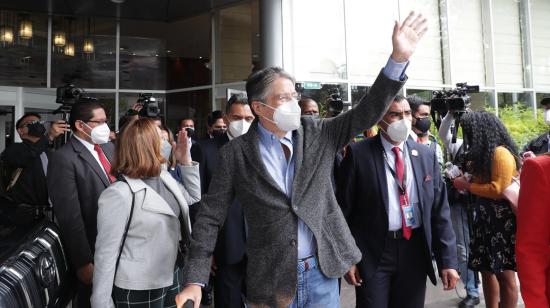 El presidente Guillermo Lasso a su salida del hotel Hilton Colon de Quito, el 23 de mayo de 2021.