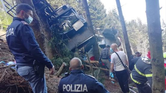 Restos del vagón del teleférico en el norte de Italia, tras un accidente que dejó varios fallecidos, el 23 de mayo de 2021. 