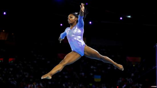 Simone Biles, en acción durante la final de gimnasia artística de 2019, en Estados Unidos.