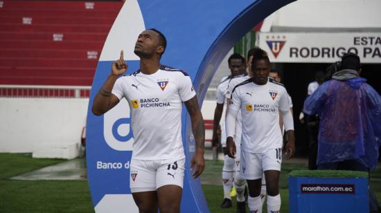 Pedro Pablo Perlaza salta al campo del estadio Rodrigo Paz Delgado, en un partido ante Aucas, el 16 de mayo de 2021. 