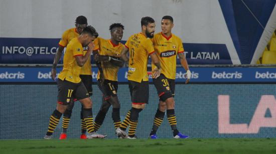 Los jugadores de Barcelona se abrazan tras uno de los goles ante Olmedo,en Guayaquil, el domingo 23 de mayo de 2021.