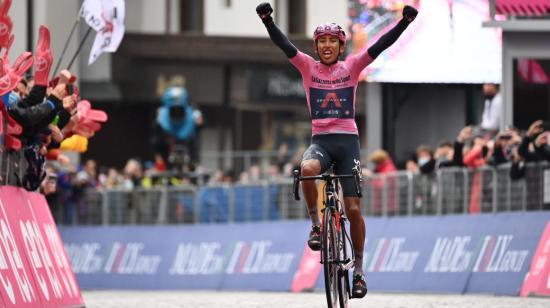 Egan Bernal alza los brazos y celebra su victoria en la Etapa 16 del Giro, el 24 de mayo de 2021.