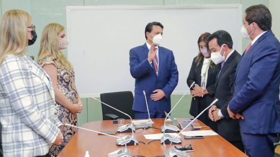 Fernando Villavicencio (centro) y Ana Belén Cordero (a su izquierda) fueron designados presidente y vicepresidenta de la Comisión de Fiscalización.