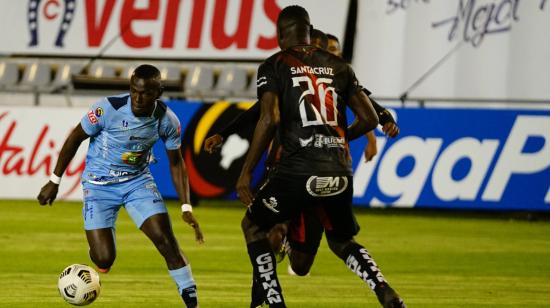 Freddy Mina, de Macará, maneja el balón ante la marca de dos jugadores de Técnico Universitario, en el clásico ambateño disputado el lunes 24 de mayo de 2021.