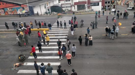 Sectores indígenas y campesinos bloquearon la vía Panamericana, en Imbabura, en protesta por el aumento del precio de los combustibles, el 25 de mayo de 2021.