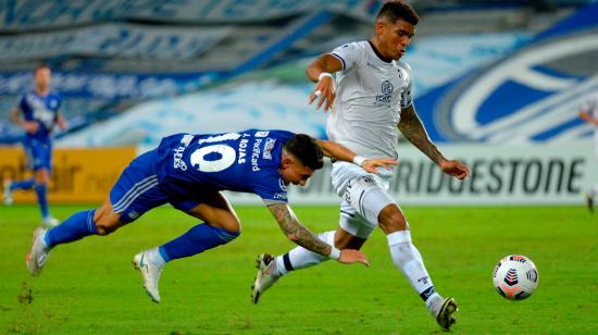 Joao Rojas de Emelec disputa un balón con Rafael Pérez de Talleres, en el partido de la Copa Sudamericana en el estadio George Capwell en Guayaquil.