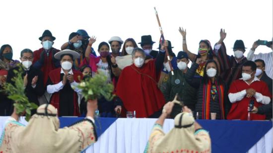 El presidente Guillermo Lasso recibió el bastón de mando en la parroquia de Pilahuín, el 26 de mayo de 2021.