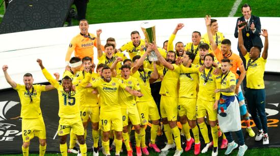 Los jugadores del Villarreal con el trofeo de la Europa League luego de vencer al Manchester United, este miércoles 26 de mayo de 2021.