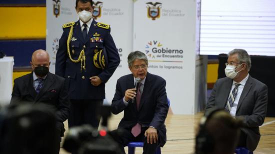 Personas esperan en las afueras del Hospital del Adulto Mayor, en Quito, para recibir la segunda dosis de la vacuna contra el coronavirus, el 26 de mayo de 2021. 