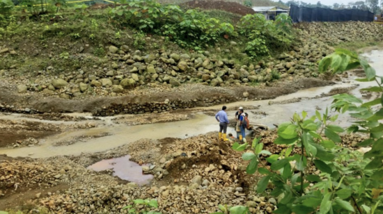 Equipo técnico de la Agencia de Regulación y Control del Agua durante una inspección técnica en las terrazas aluviales del Río Guanache, el 27 de septiembre de 2018.