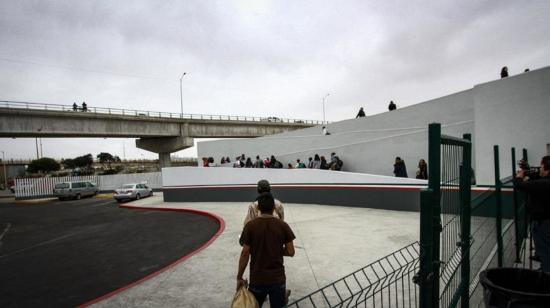 Migrantes en Tijuana (México) intentan llegar a la garita peatonal de El Chaparral con el objetivo de solicitar asilo ante autoridades estadounidenses.