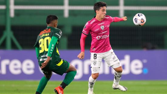 Raúl Alberto Loaiza, volante de Defensa y Justicia, disputa un balón con Lorenzo Faravelli, mediocampista del Independiente del Valle, en el partido de la Fecha 6 del Grupo A de la Copa Libertadores.