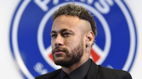 El futbolista brasileño Neymar, durante la firma de su nuevo contrato con el PSG francés, el 8 de mayo de 2021.