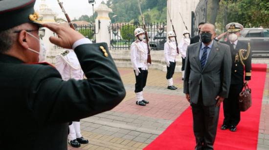 El ministro de Defensa, Fernando Donoso, durante su ingreso al Ministerio el 25 de mayo de 2021.