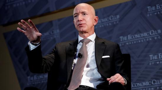 Jeff Bezos, CEO de Amazon, empresa relacionada con el sector tecnológico.