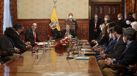 El presidente Guillermo Lasso mantuvo una reunión con la delegación del BID, encabezada por Mauricio Claver, este 27 de mayo de 2021.