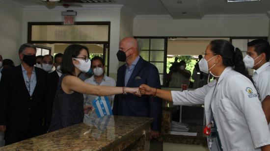 El vicepresidente Alfredo Borrero y la ministra de Salud, Ximena Garzón, recorrieron tres hospitales en Guayaquil, el 28 de mayo de 2021.