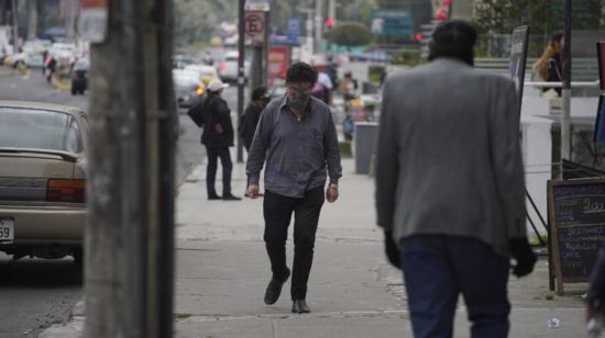 Varios ciudadanos transitan por la avenida República, en Quito, el 5 de mayo de 2021.