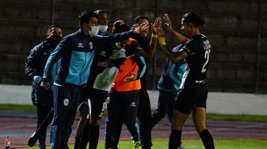 Ángel Ledesma festeja su gol con sus compañeros del banco de suplentes del Manta, en la Fecha 14 de la LigaPro 2021 el viernes 28 de mayo.