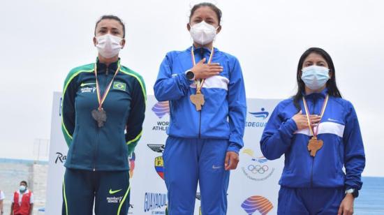 Glenda Morejón, Érica De Rocha y Maritza Guamán en la premiación de los 20.000 metros marcha del Sudamericano de Atletismo, el sábado 29 de mayo de 2021.