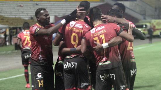 Los jugadores del Deportivo Cuenca festejan el 1-0 frente a Técnico Universitario, en la Fecha 14 de la LigaPro.