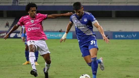 Facundo Barceló disputa una pelota con José Andrés Hurtado en el partido Emelec vs. Independiente por la Fecha 14 de la LigaPro.