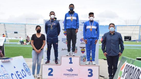 John Castañeda (izq), Andrés Chocho (centro) y Jonathan Amores (der), en el podio de los 20 kilómetros marcha del Sudamericano de Atletismo, el 30 de mayo de 2021.