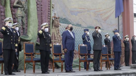 El ministro de Defensa, Fernando Donoso, y los comandantes de las tres ramas de las Fuerzas Armadas. Quito, 31 de mayo de 2021
