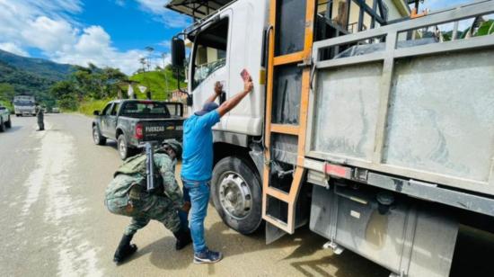 Personal militar realiza un operativo de control de armas y explosivos en el cantón Centinela del Cóndor, Zamora Chinchipe, el 28 de mayo de 2021.