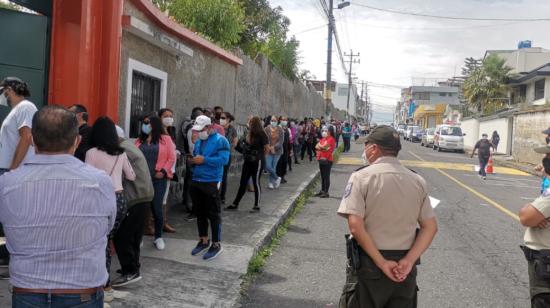 Personas hacen fila en la parroquia de Conocoto para recibir la vacuna contra el Covid-19, el 31 de mayo de 2021.