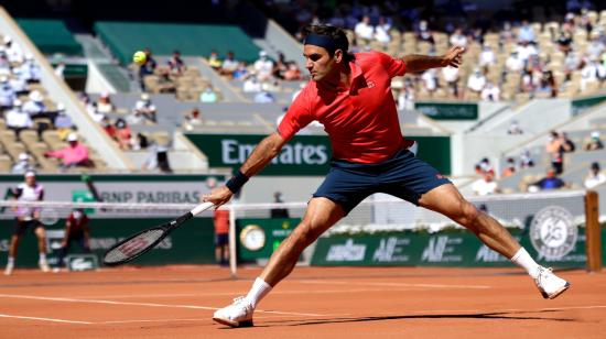 Roger Federer enfrentándose a Denis Istomin en la primera ronda de Roland Garros, el 31 de mayo de 2021. 