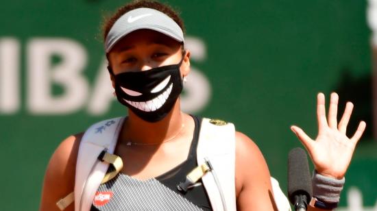 Naomi Osaka celebra su victoria contra Patricia Maria Tig  en la primera ronda de Roland Garros, el 30 de mayo de 2021.