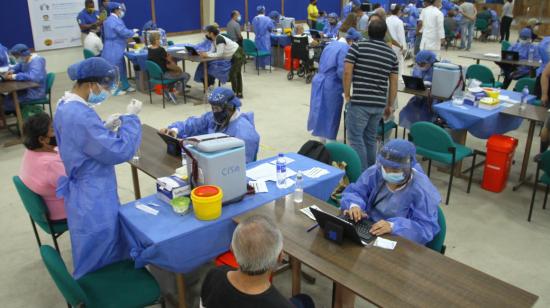 Personal médico durante una jornada de vacunación en Guayaquil, el 26 de mayo de 2021.