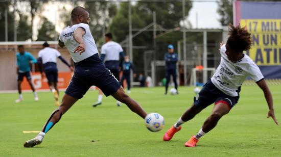 Los jugadores de la Selección de Ecuador, Enner Valencia y Angelo Preciado, durante un entrenamiento, el 31 de mayo de 2021.