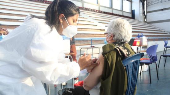 El Ministerio de Salud usará brigadas médicas para vacunar en sus casas a personas mayores de 80 años en el distrito 8.